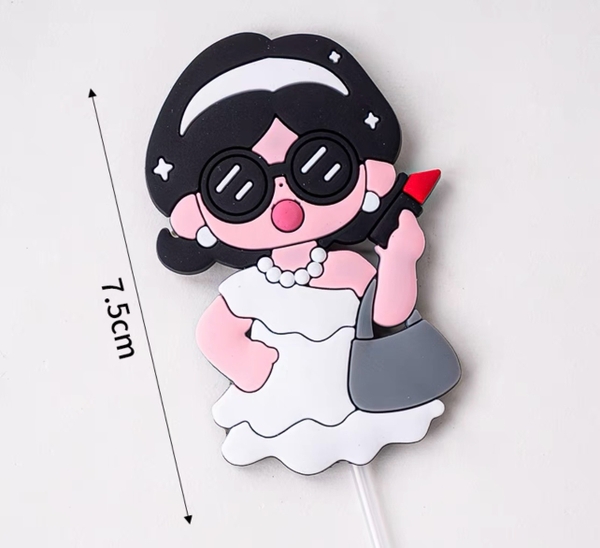 Tượng nhựa dẻo-Mẹ váy trắng đeo kính đen.