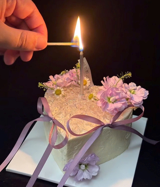 Vỉ 6 cây nến dài mạ bạc.