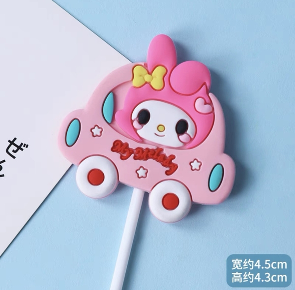 Set 4 tượng nhựa dẻo - mèo kuromi, melody, kitty và chó Cinnamoroll (ngồi xe).