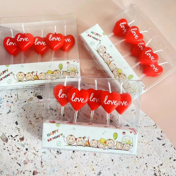 Vỉ 5 cây nến trái tim đỏ chữ LOVE trắng.