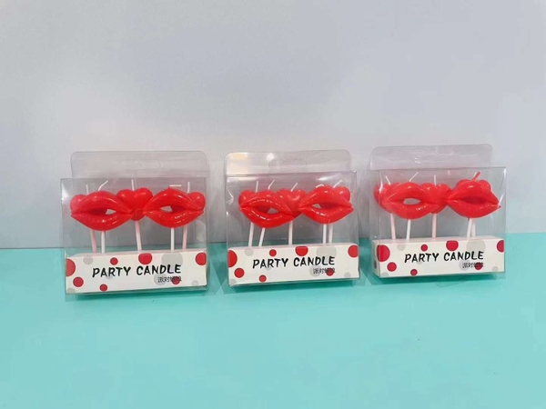 Vỉ 5 cây nến môi mix trái tim đỏ (2 nến môi và 3 nến trái tim).