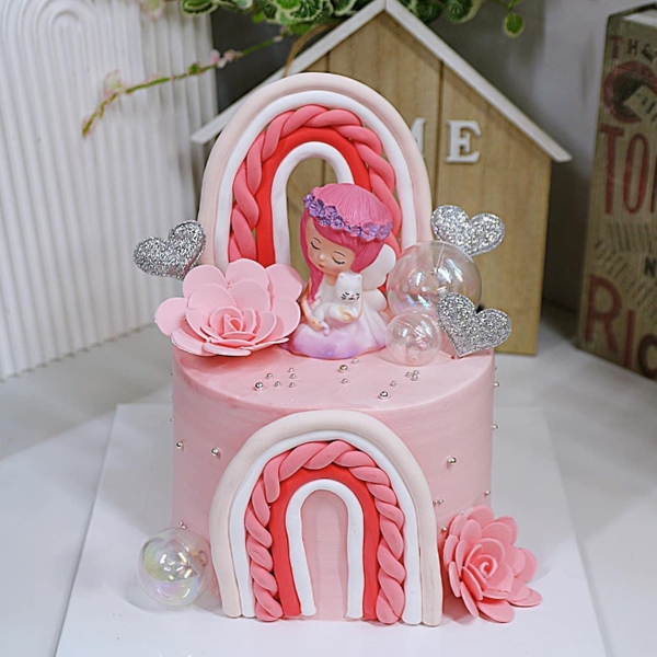 tuong-Em bé gái tóc hồng ôm mèo trắng.