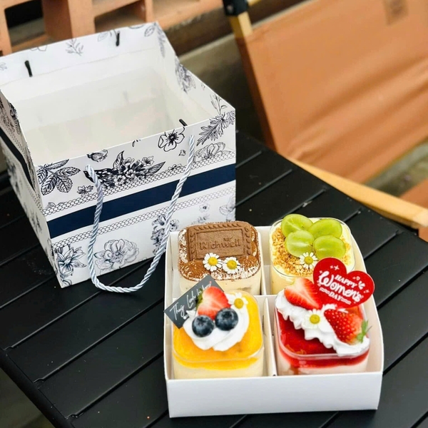 Set 10 túi giấy -  size TO 26x19x15 cm (đựng hộp 6 ngăn).