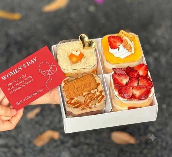 set 30 thẻ chữ nhật Happy women's day hình cô gái-MÀU ĐỎ (kt 6x8cm).