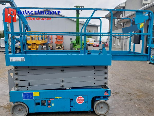 Cho thuê xe nâng người cắt kéo GS-3246 - Chiều cao làm việc 12m