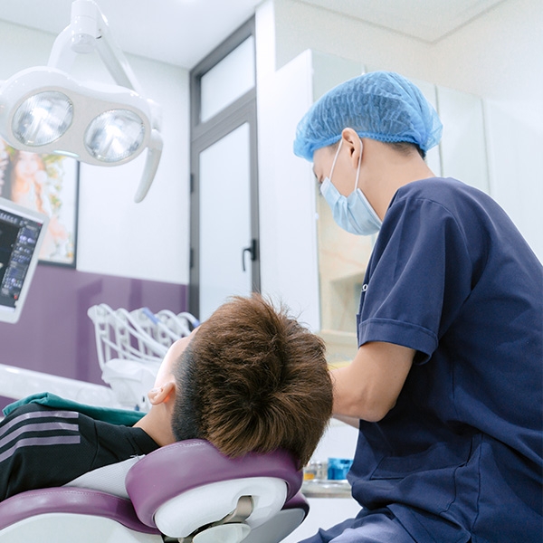 Bọc Răng Sứ Thẩm Mỹ: Nụ Cười Hoàn Hảo Trong Tầm Ta