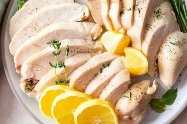 Ức gà vốn là món ăn quen thuộc nhờ giá thành hợp lý và lượng protein cao.