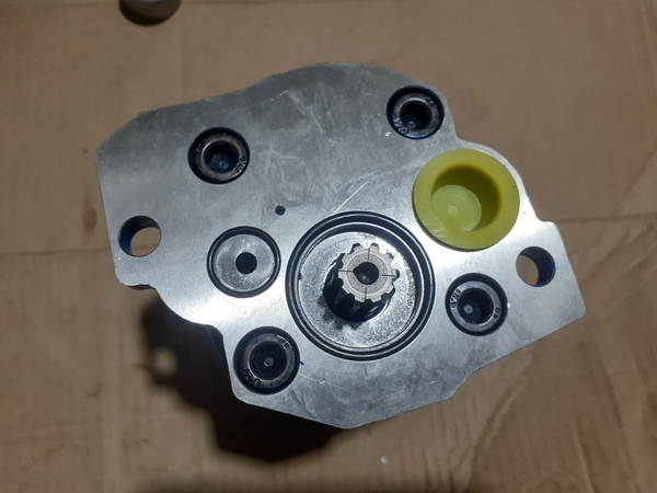 BƠM KHIỂN AP2D25 AP2D28 R60 (10CC) LƯU LƯỢNG CAO 4BL THẤP (1 VÀO 2 RA)  hơn mặt*2 đg dầu mặt*1 cạnh 2 đg dầu*1 cạnh 1 đg dầu 10CC (LỐP) BH 5T DHT