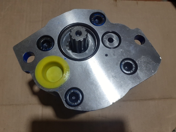 BƠM KHIỂN AP2D25 AP2D28 DH55 - 4BL thấp hơn mặt*2 đg dầu mặt*1 đg dầu cạnh (1 VÀO- 1 RA)   BH5T - TM