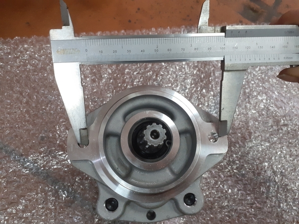 BƠM XE NÂNG 10T*1KHOANG 55 * QUAY PHẢI, ĐƯỜNG DẦU ĐÁY ( 2 LỖ TAI BẮT ZEN) - KX0003398 - NC