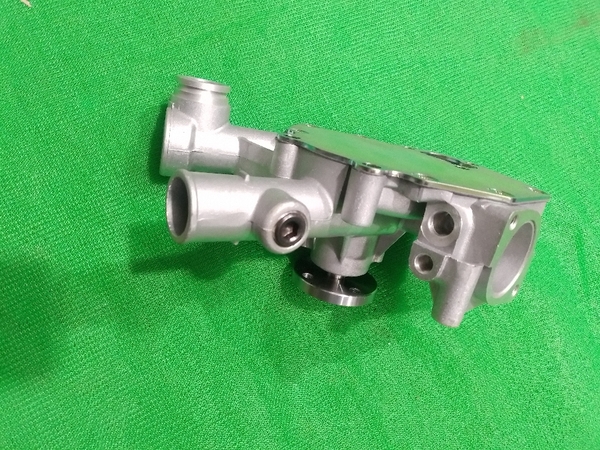 BƠM NƯỚC XE NÂNG 1Z/2Z 1 cổ bích quạt 4BL*bích cút 2BL chéo * 2 CỔ 16100/71200 - WHC