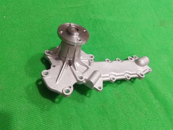 BƠM NƯỚC KOBUTA V2403 - 18 LỖ - TD (MÕM  CÓ LỖ DẦU)