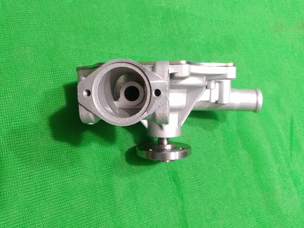 BƠM NƯỚC 4D95 XE NÂNG KOMATSU 1 CỔ BÍCH 4BL*BÍCH CÚT 2BL NGANG JPC TỐT