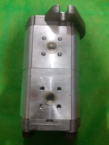BƠM KHIỂN R1400- K5V80 ĐỜI CỔ - 2BL*9T*CỔ 82*2 KHOANG*H183* 2 VÀO*2RA*BẮT BÍCH - TM