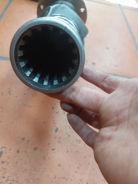 TRỤC CÁT ĐĂNG CẦU TRƯỚC DH140 (37*104) ĐẦU BÍCH 8 LỖ 1 ĐẦU 16 THEN (16T H309) HL