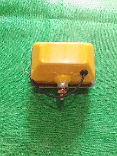 ĐÈN CẦN VUÔNG  VÀNG 24V ĐẾ NHỰA