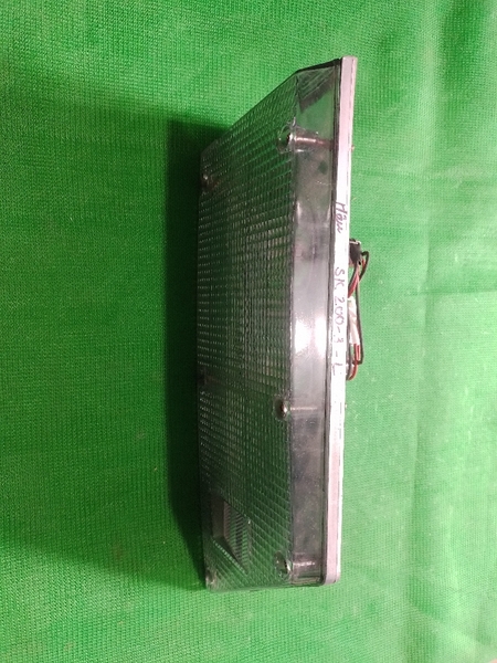 ĐÈN HẬU SK200-3: TRẮNG - THẲNG - TRÁI