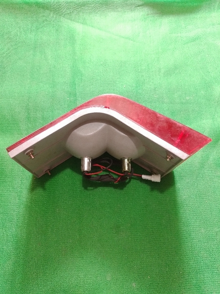 ĐÈN HẬU SK200-3: ĐỎ - CONG- TRÁI