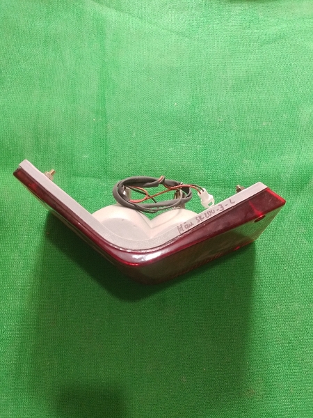 ĐÈN HẬU SK200-3: ĐỎ - CONG- TRÁI