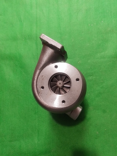 TUR BO PC200-6 (S6D95) = PC200-5-CHÂN BÉ.chân bắt máy 44*87* cổ gió 54*62 SL