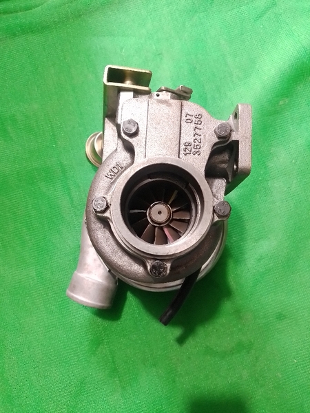 TUR BO PC200/220-7/8/6D102/HX35W có điều tốc Cổ gió 102*hút 65* xả 78* chân bắt máy tâm 45*86* tâm lỗ dầu 50* chân nước 1BL SL