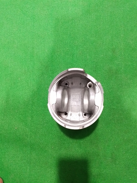 PISTON 6D16 IZUMI (N57 ẮC 42 THÂN TRẮNG KẸP THÉP ) ( XÉC MĂNG ĐI 6D16T ) LẮP SK330