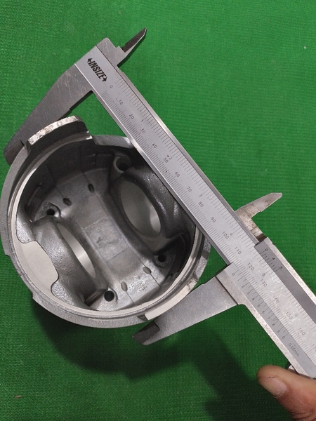PISTON 6D16 IZUMI (N57 ẮC 42 THÂN TRẮNG KẸP THÉP ) ( XÉC MĂNG ĐI 6D16T ) LẮP SK330