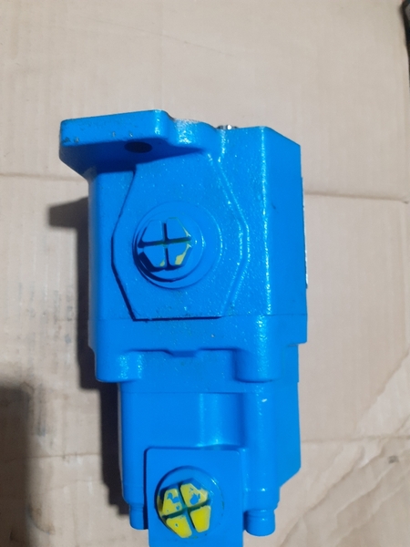BƠM KHIỂN AP2D25 AP2D28 R60 (10CC) LƯU LƯỢNG CAO 4BL THẤP (1 VÀO 2 RA)  hơn mặt*2 đg dầu mặt*1 cạnh 2 đg dầu*1 cạnh 1 đg dầu 10CC (LỐP) BH 5T DHT