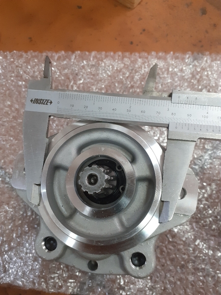 BƠM XE NÂNG 10T*1KHOANG 55 * QUAY PHẢI, ĐƯỜNG DẦU ĐÁY ( 2 LỖ TAI BẮT ZEN) - KX0003398 - NC