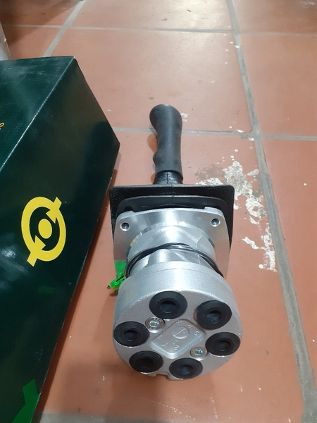 CỤM TAY TRANG DH55/DH200  6 LỖ DẦU PHI 12, 1 NÚT BẤM  XPL/ABG
