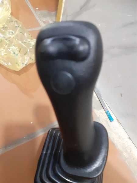 CỤM TAY TRANG DX140 DH225-9 6 ĐƯỜN DẦU 3 NÚT BÊN PHẢI - JIC