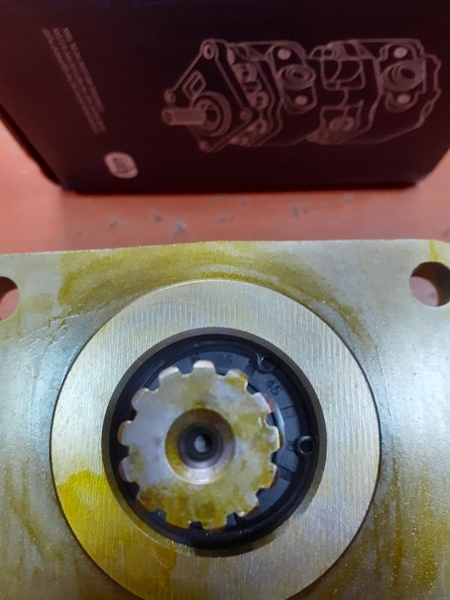 BƠM LÁI  D65 1 KHOANG*13T* KHOANG 33 Q PHẢI, DẦU 2 BÊN -KXN000320 -26