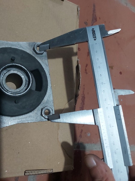 CAO SU CHÂN MÁY VOLVO55 R60-7 4 TAI*Tâm 70*82*d18*Cao56