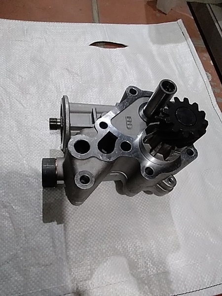 BƠM NHỚT 6D31 (Old)-MGR/FMD(ĐỜI CÓ CHỖ BẮT CỐC LỌC)