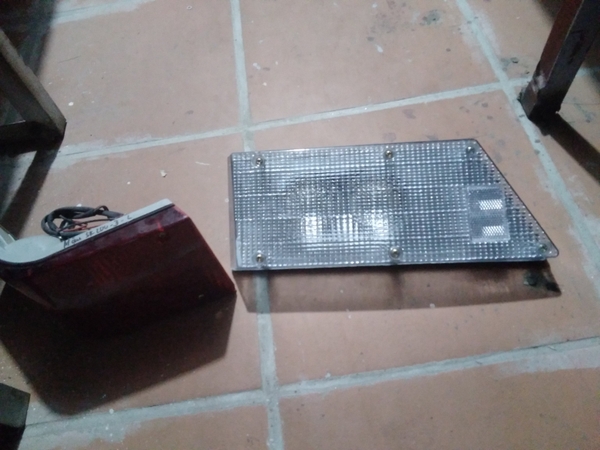 ĐÈN HẬU SK200-3: TRẮNG - THẲNG - TRÁI