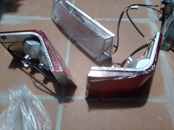 ĐÈN HẬU SK200-3: ĐỎ CONG - PHẢI