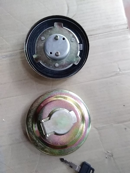 NẮP BÌNH DẦU DIEZEL DH200/ PC200/300/400 TRẮNG 3 GỜ, CỐT 83, D115