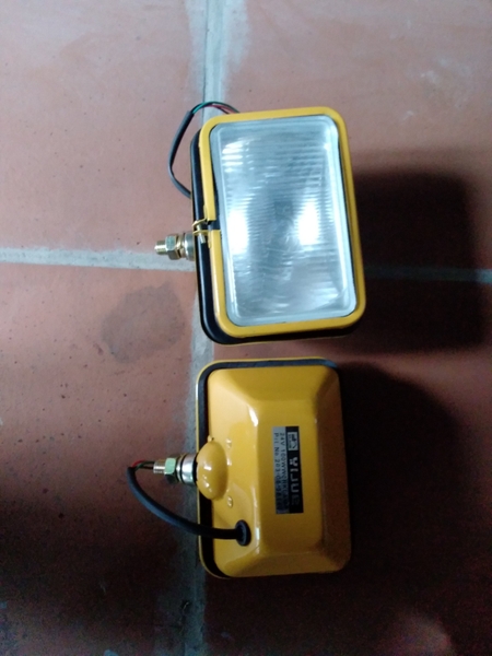 ĐÈN CẦN VUÔNG  VÀNG 24V ĐẾ NHỰA