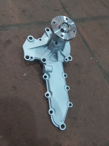 BƠM NƯỚC KUBOTA V2203 16 LỖ KHÔNG  ỐNG ( KHÔNG ĐƯỜNG PHỤ) -15568-00SV / A051 - WHC