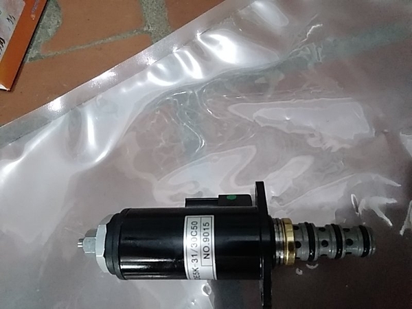 VAN ĐIỆN SK200-6E 350-6... - 30C50-107/122 -17 ÔM 2 TAI ZẮC TRÊN THÂN - BA LÔ  - TN BH5T