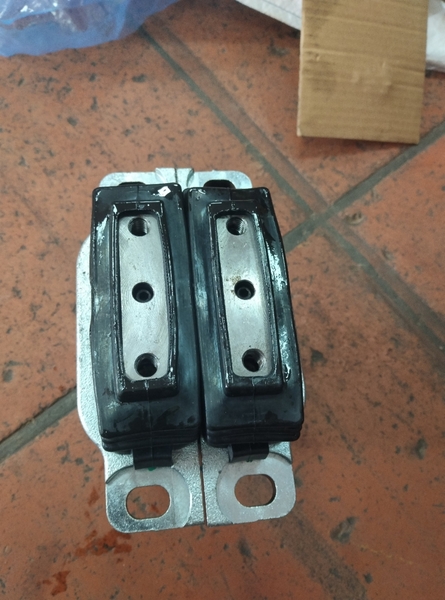 CỤM CHÂN CHẠY DX60 4 DẦU ĐÁY 2 DẦU CẠNH KO BÀN ĐẠP - OEM