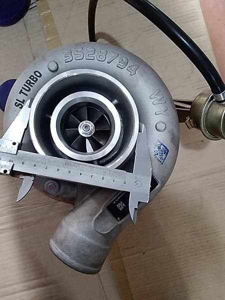 TUR BO PC200/220-7/8/6D102/HX35W có điều tốc Cổ gió 102*hút 65* xả 78* chân bắt máy tâm 45*86* tâm lỗ dầu 50* chân nước 1BL SL