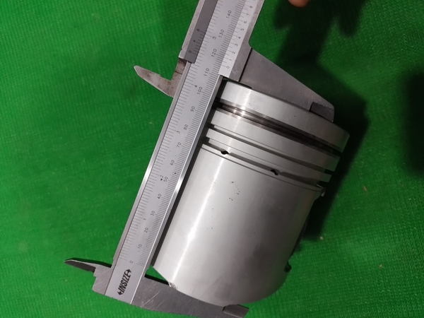 PISTON 6D16 IZUMI (N57 ẮC 42 THÂN TRẮNG KẸP THÉP ) ( XÉC MĂNG ĐI 6D16T ) LẮP SK330