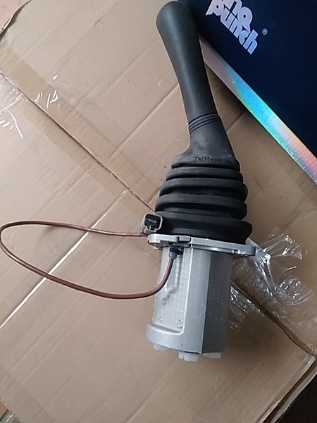 CỤM TAY TRANG VOLVO55/60 KUBOTA30 VIO55 VOLVO55 YAMA55 PHẢI  - CÓ CÁN BH LẮP ĐẶT