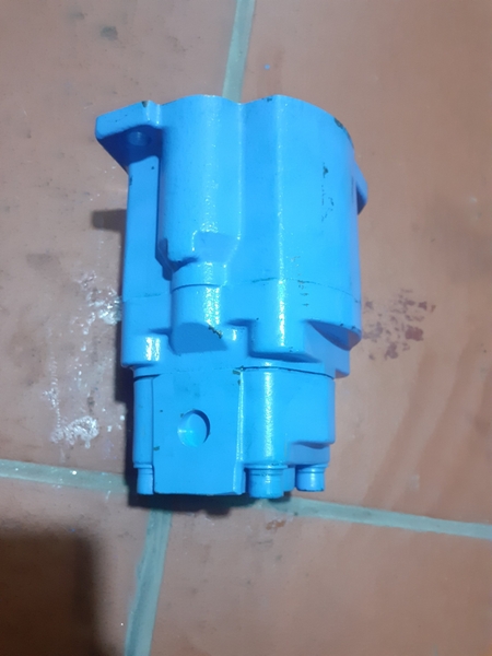 BƠM KHIỂN AP2D25 AP2D28 DH55 - 4BL thấp hơn mặt*2 đg dầu mặt*1 đg dầu cạnh (1 VÀO- 1 RA)   BH5T - TM
