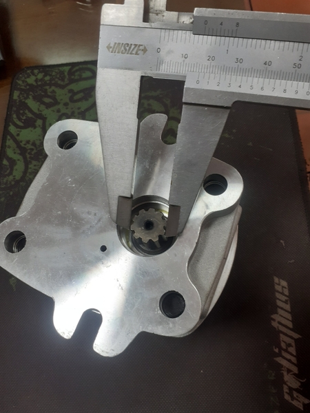 BƠM KHIỂN  PC50UU-2 LỖ NHỎ   - 10T*2 TAI* 2 ĐƯỜNG DẦU CẠNH 2 BÊN - KXN - NC