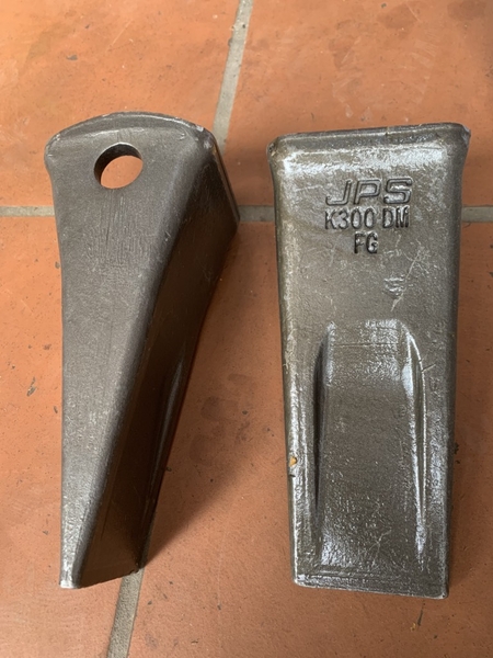 RĂNG ĐẤT PC300 THÉP DẬP 6.62kg DÀI 265 - JPS
