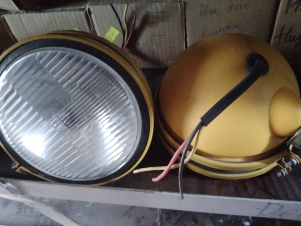 ĐÈN CẦN TRÒN 24V VỎ NHỰA THAY BÓNG H4