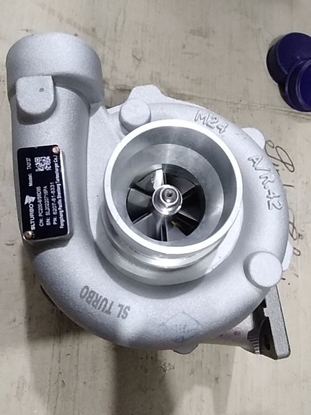 TUR BO PC200-6 (S6D95) = PC200-5-CHÂN BÉ.chân bắt máy 44*87* cổ gió 54*62 SL