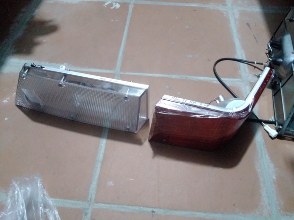 ĐÈN HẬU SK200-3: TRẮNG - PHẢI